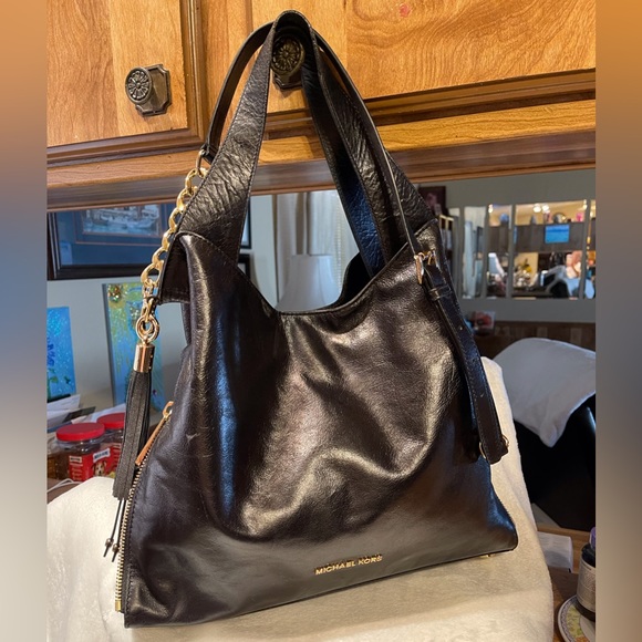 Michael Kors Bucket Bag Gold Chained “Devon” - Picture 6 of 16